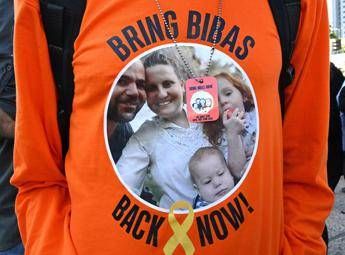 Hamas oggi consegna i corpi di quattro ostaggi. Netanyahu: “Sono mostri, 7 ottobre non si ripeterà”