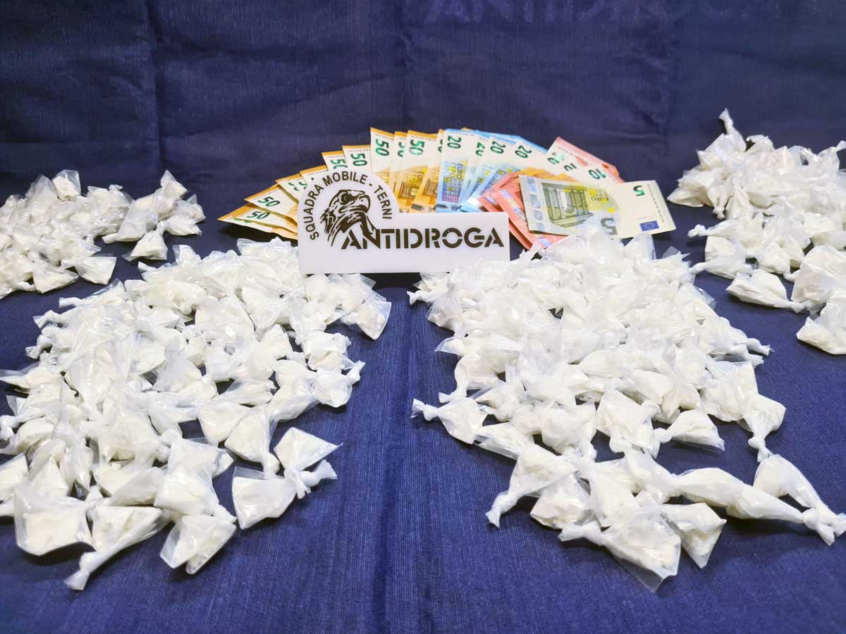 Terni – In auto con 335 dosi di cocaina confezionate, avrebbero fruttato 33.500 euro