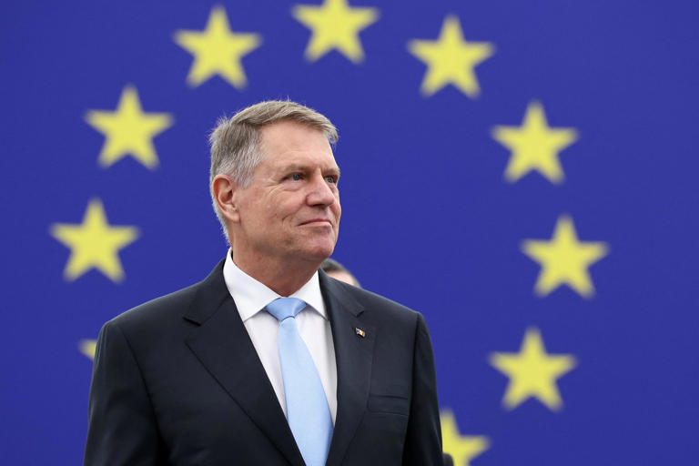 Bucarest – Romania, caos politico: si dimette il presidente Klaus Iohannis. I sovranisti volevano l’impeachment e lui ha preferito scappare
