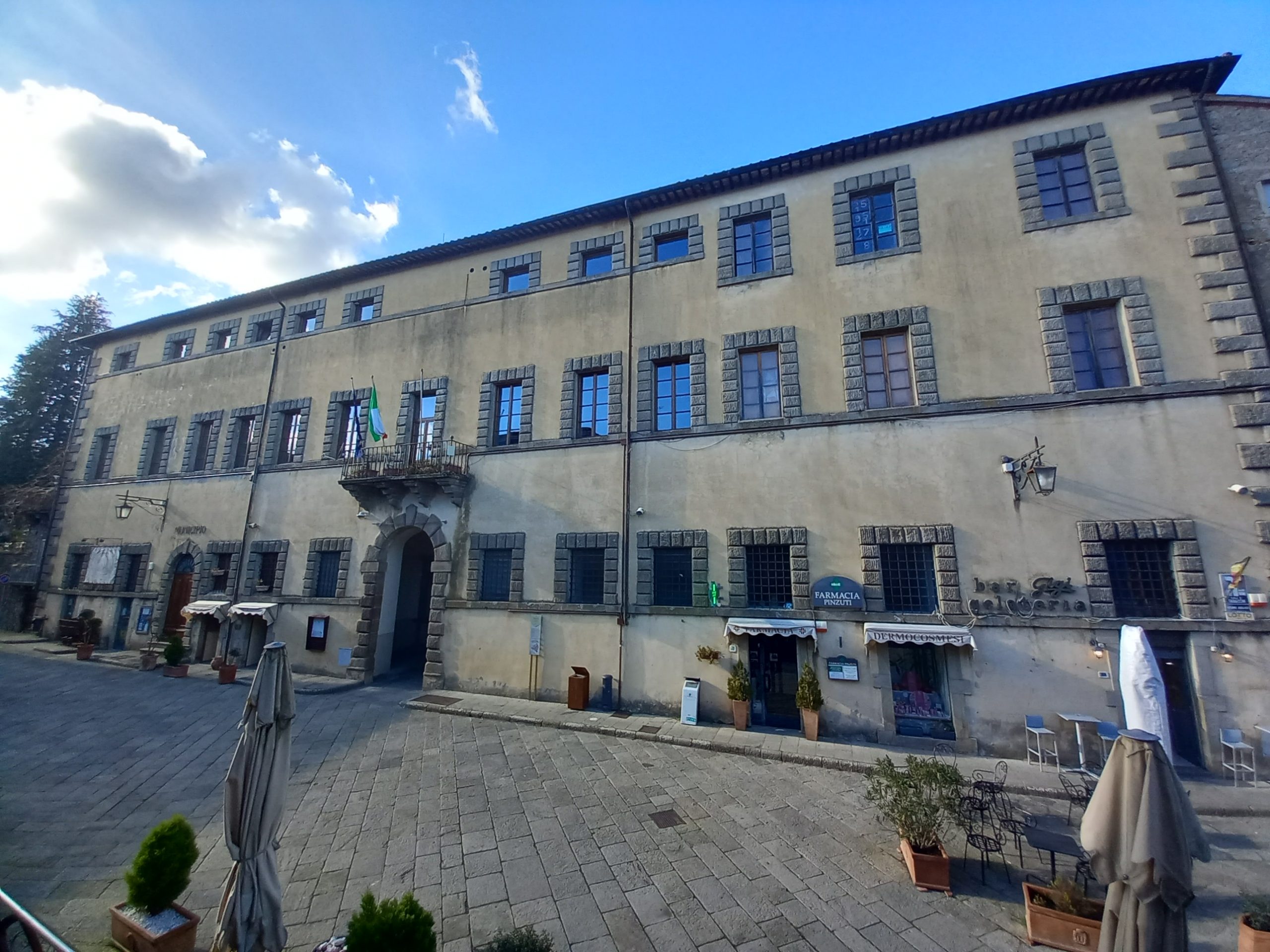 Monte Amiata – Al via i lavori per il restauro della facciata di Palazzo Sforza Cesarini a Santa Fiora