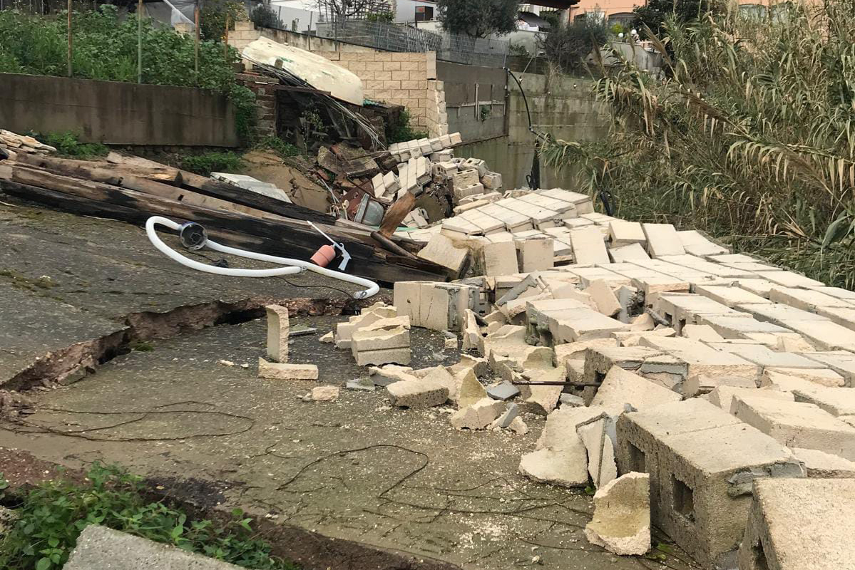 Santa Marinella – Esonda il fosso di Valle Semplice, crolla un muro a ridosso delle ville (FOTO)