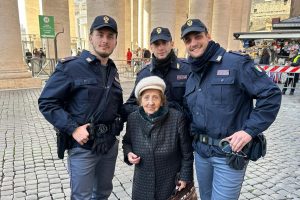 Roma – Nonnina “rapita” dal Cupolone perde l’orientamento e cade fra le braccia dei poliziotti del Commissariato Borgo