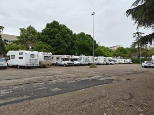 Viterbo – Parcheggio del Pala Malè diventa a tempo, ma oltre metà è ancora senza strisce e “ostaggio” di roulotte