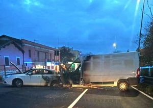 Roma – Rapina da film a Fiumicino, auto in fiamme e chiodi sulle strade per fuggire