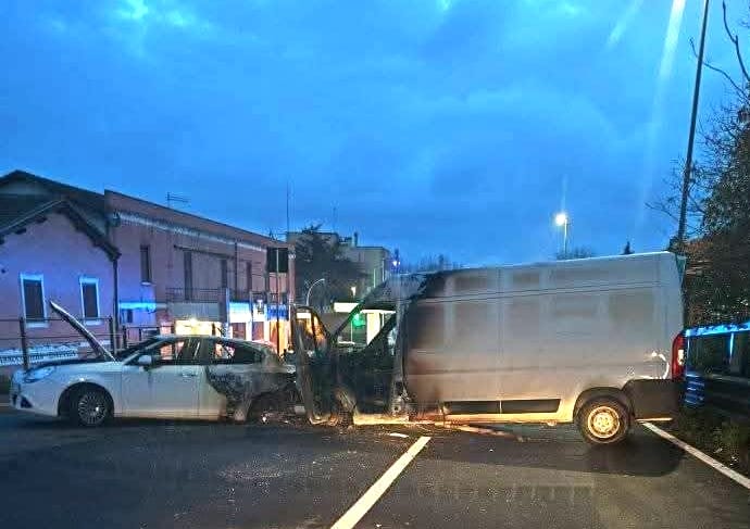 Roma – Rapina da film a Fiumicino, auto in fiamme e chiodi sulle strade per fuggire