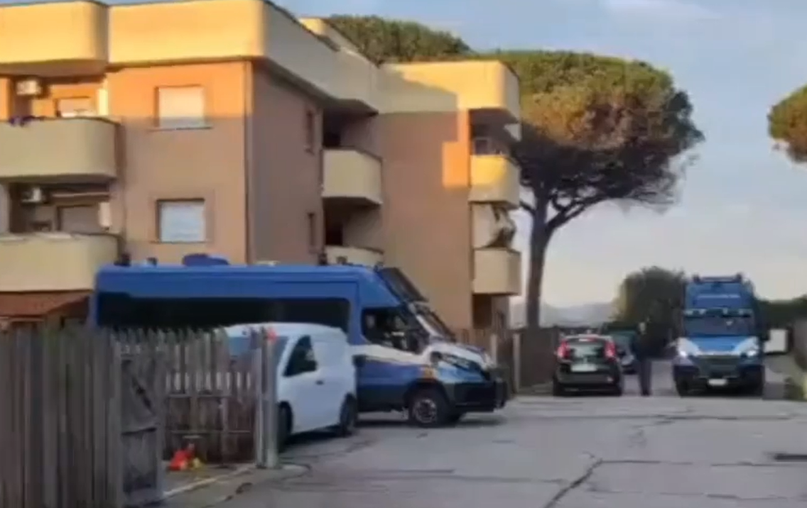 Anzio – Polizia e Carabinieri sottraggono case agli occupanti abusivi, il video dell’operazione