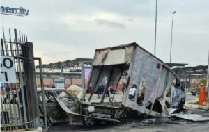 Fiumicino – Scene da Far West, maxi rapina con auto incendiate e chiodi sulla strada. E’ caccia all’uomo