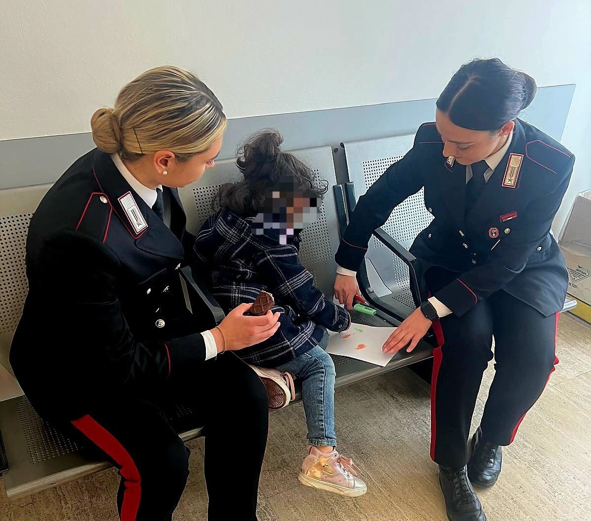 Roma – Storia a lieto fine a Termini, bimba dimenticata in stazione viene salvata dai carabinieri