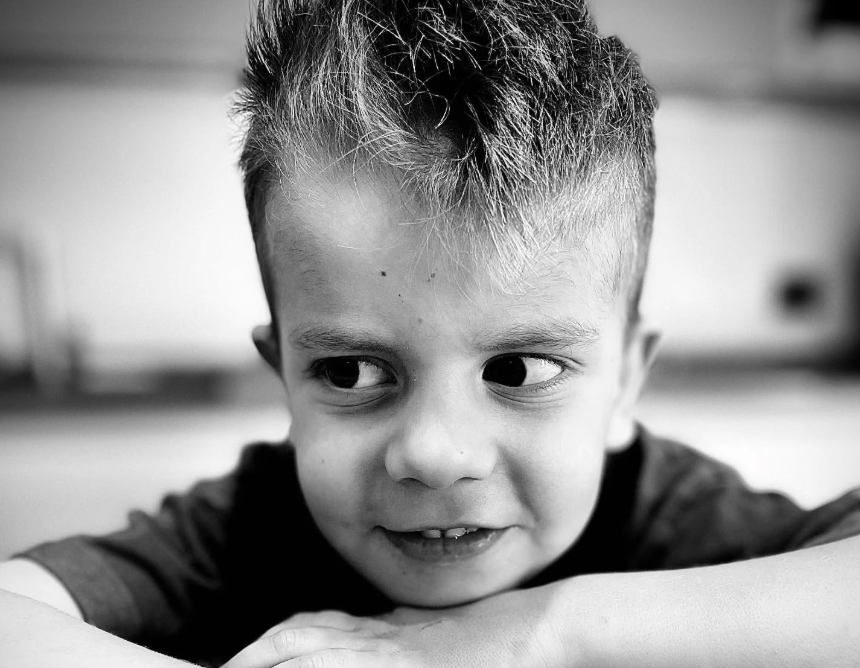 Cesare Zambon non ce l’ha fatta, addio al bimbo affetto da neurofibromatosi: “Coraggioso e senza paura, fino alla fine”