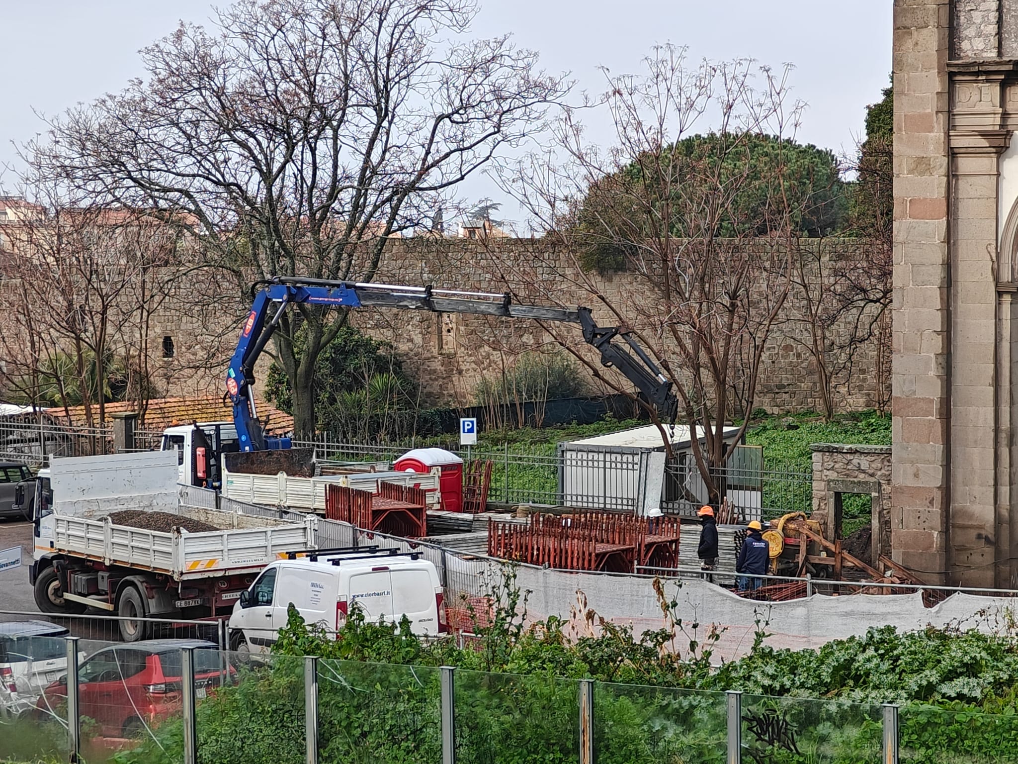 Viterbo – Parcheggi chiusi e multe in aumento: il centro storico verso le feste tra disagi e incertezza