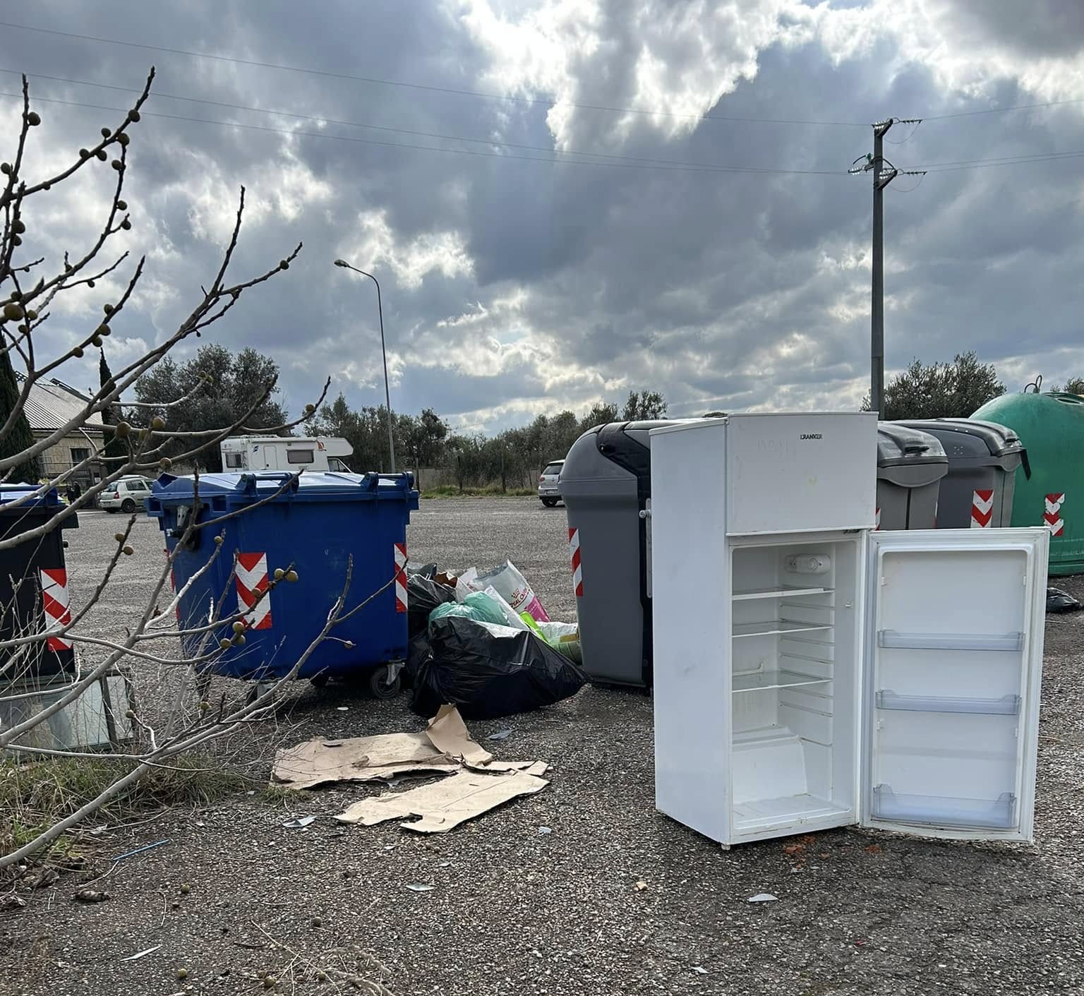 Viterbo – Cimitero San Lazzaro trasformato ancora in pattumiera, nonostante le telecamere