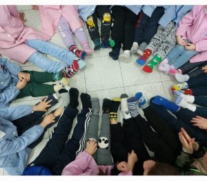 L’istituto comprensivo Ladispoli 1 ha celebrato la giornata dei Calzini spaiati