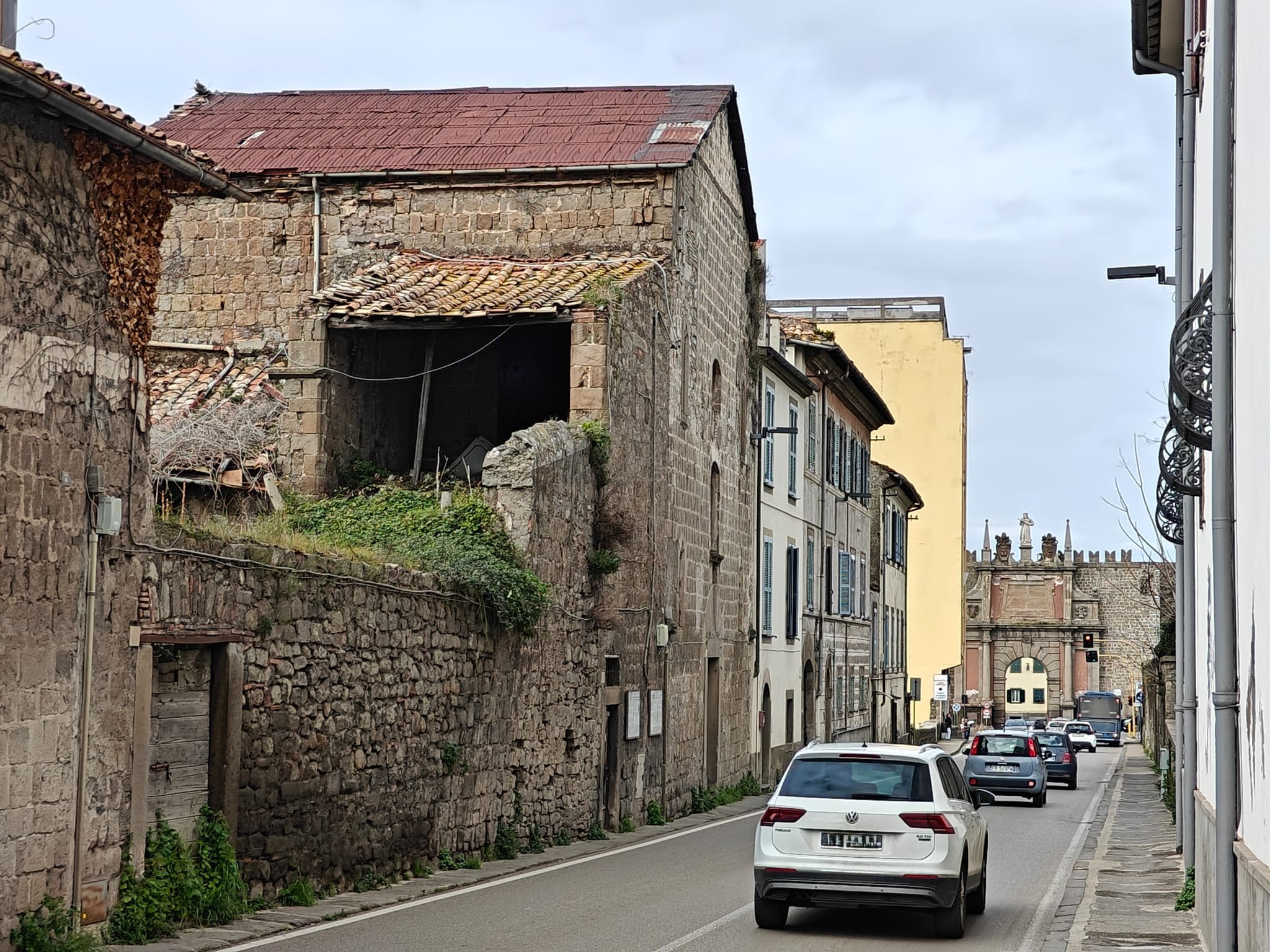 Viterbo – Lo storico ospedale Domus Dei a rischio crollo, ennesima ferita aperta del capoluogo