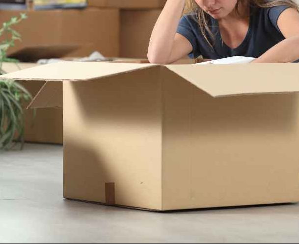 Civitavecchia, “Abbandonata da Comune ed istituzioni dovrò dormire in strada”: il grido di dolore di Alba, disoccupata e con un figlio