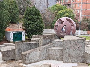 Viterbo – Murialdo, Fontana a Sfera “quasi” liberata da svastiche e bestemmie. Quanto durerà?