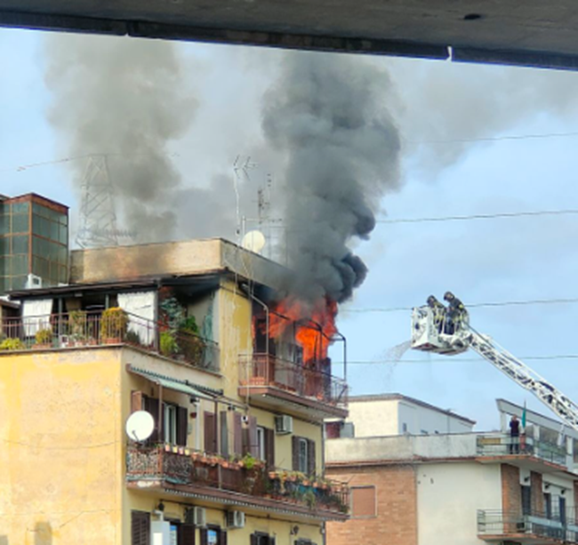 Roma – Appartamento in fiamme a Labaro, morta una donna