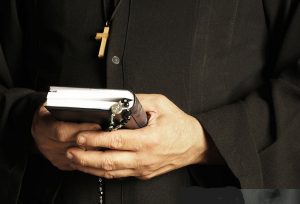 Cambia tre città per stalkerizzare sacerdote, 72enne a processo