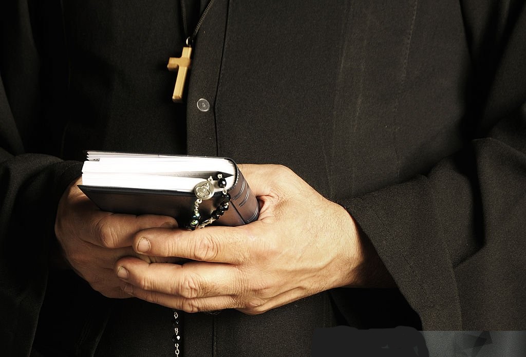 Cambia tre città per stalkerizzare sacerdote, 72enne a processo