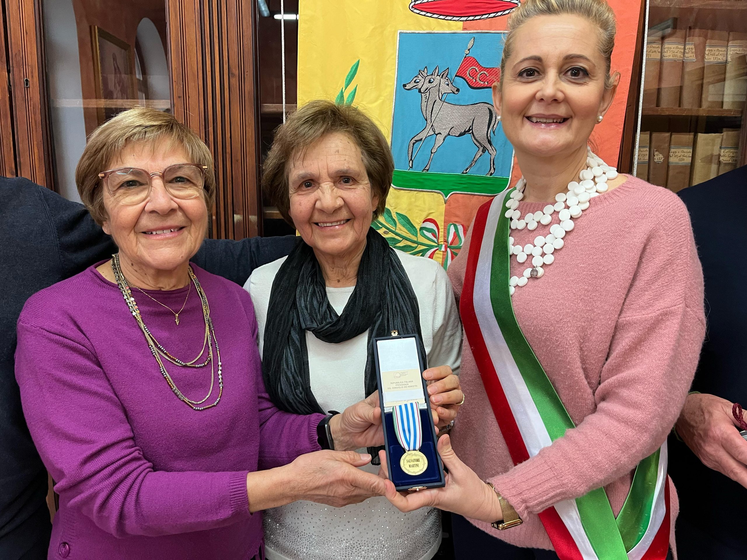 Cerveteri, medaglia d’oro a Salvatore Martini, internato nei lager nazisti: a riceverla le figlie