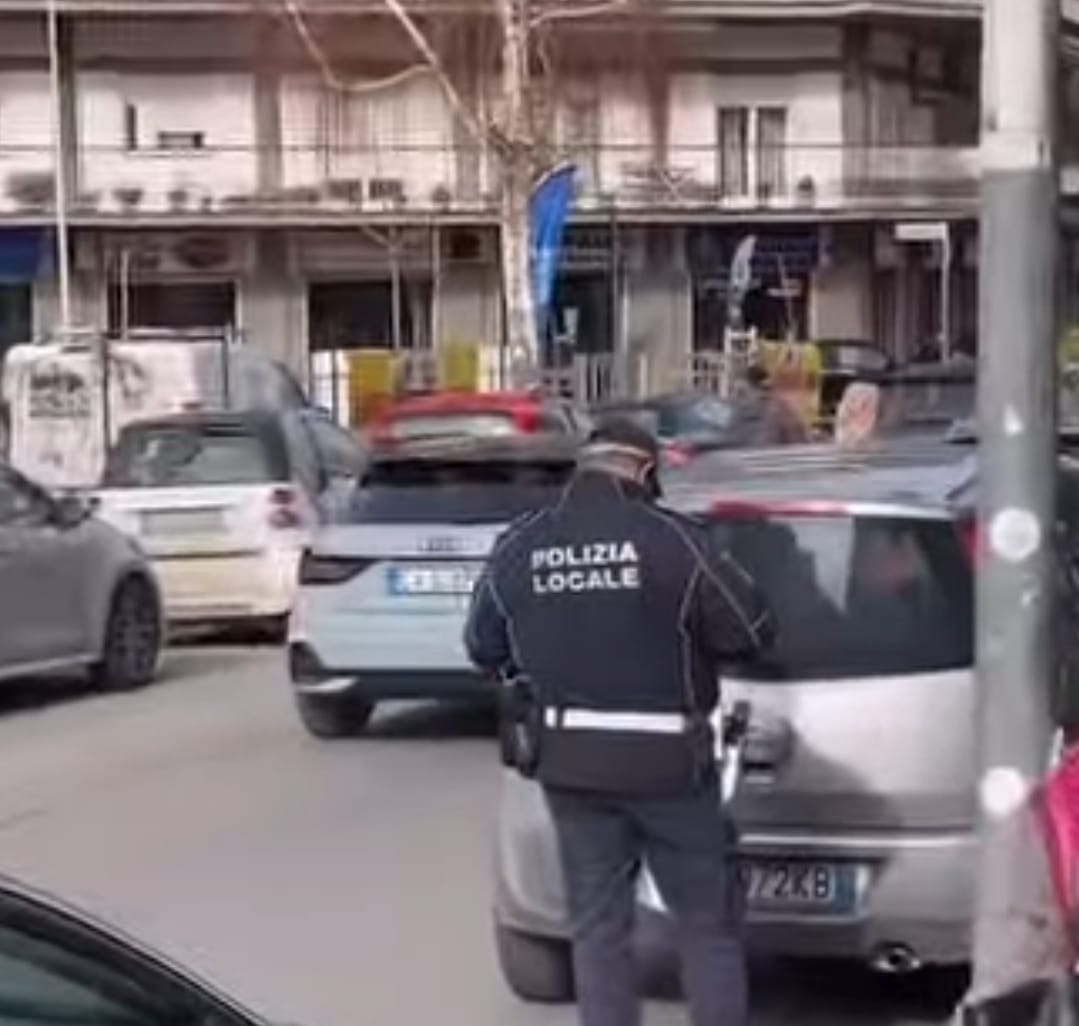 Viterbo – Prosegue la guerra alle auto in divieto di sosta, multe a tappeto in Via Garbini