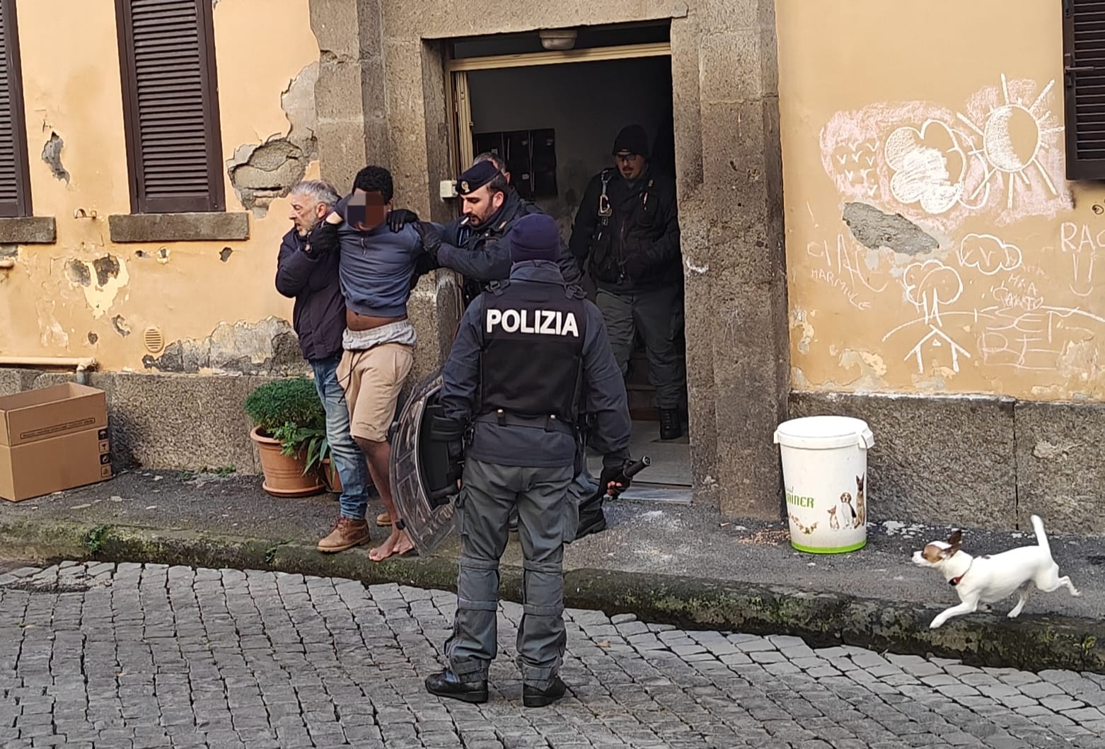 Viterbo – Sgomberi a San Faustino, straniero cerca di lanciarsi dalla finestra e poi sguaina un coltello