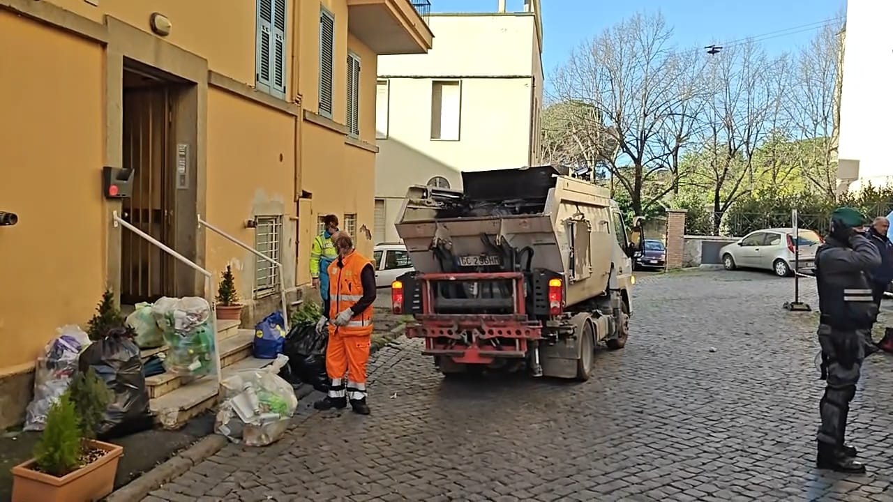 Viterbo – Sgomberi a San Faustino, nelle case degli abusivi tra acquari giganti, satellite e reddito di cittadinanza