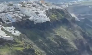 Sciame sismico a Santorini sempre più grave, persone in fuga dall’isola greca