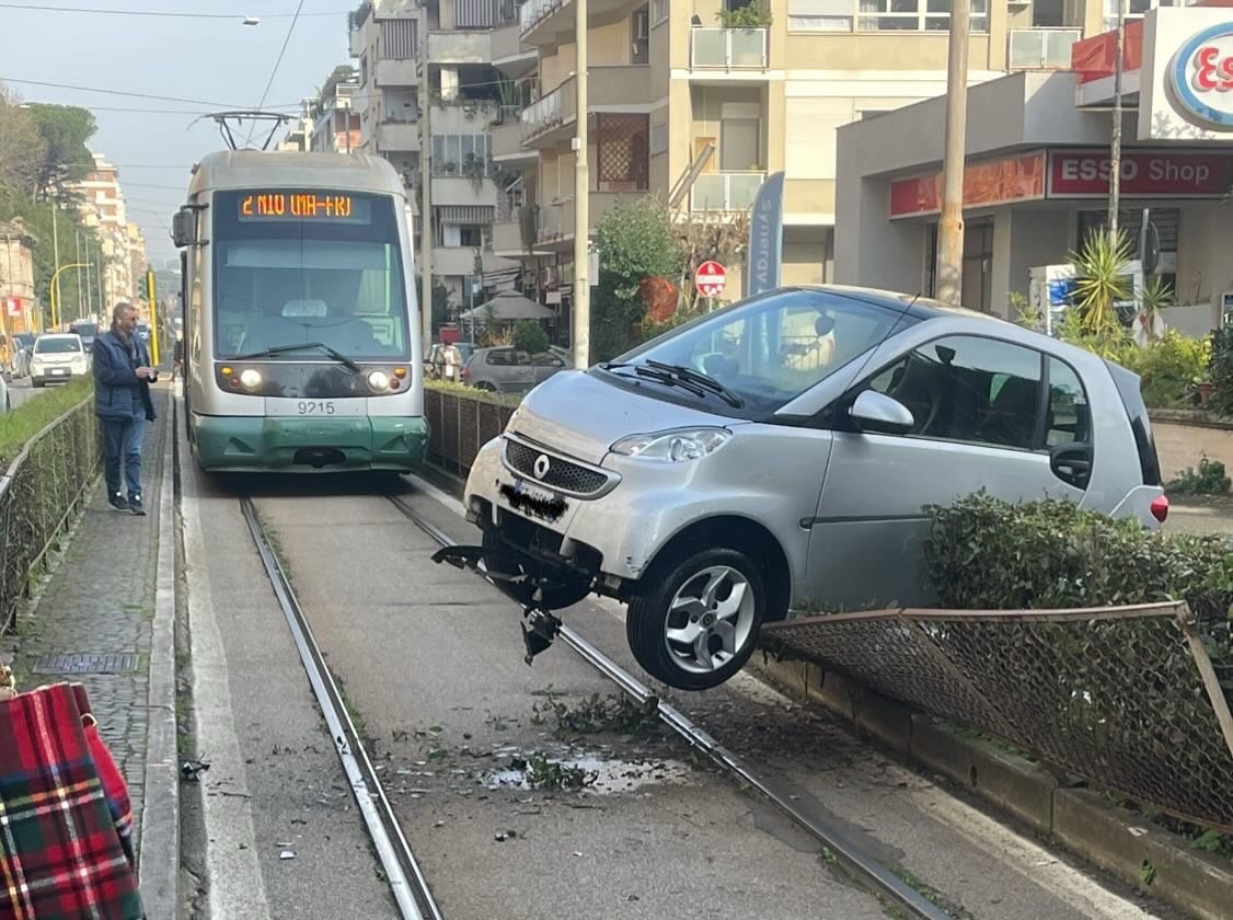 Roma – Perde il controllo della Smart e finisce sui binari del tram, tragedia sfiorata