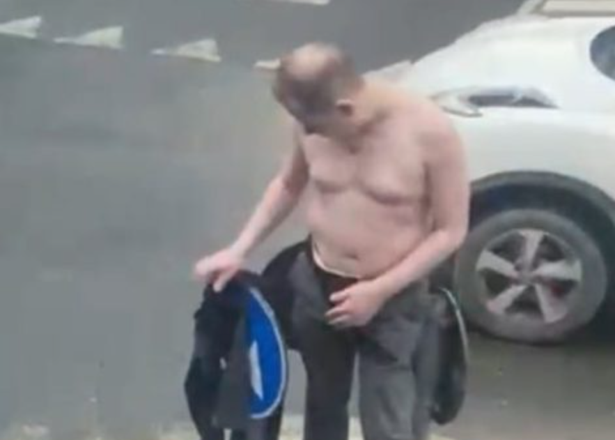 Civita Castellana – Si spoglia alla rotatoria Ferretti davanti ai passanti allibiti, poi si riveste e se ne va