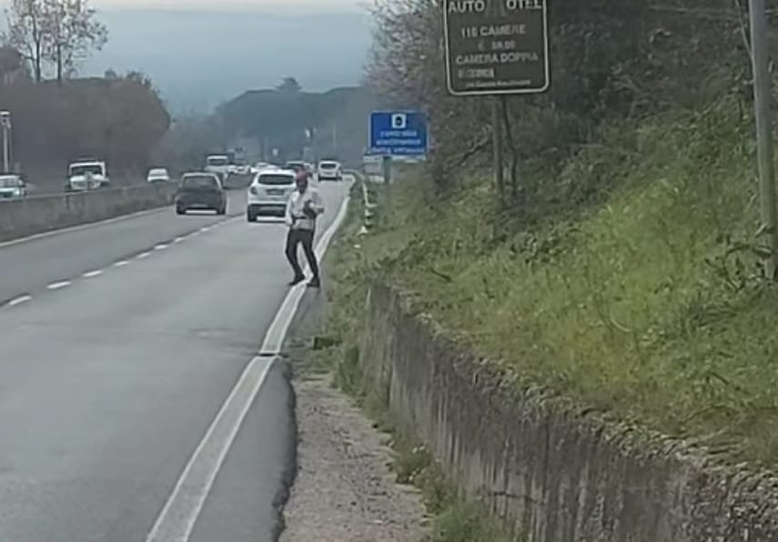 Cassia – Uomo a piedi sulla superstrada alle Rughe: “Attenzione, cerca di buttarsi sotto le auto”
