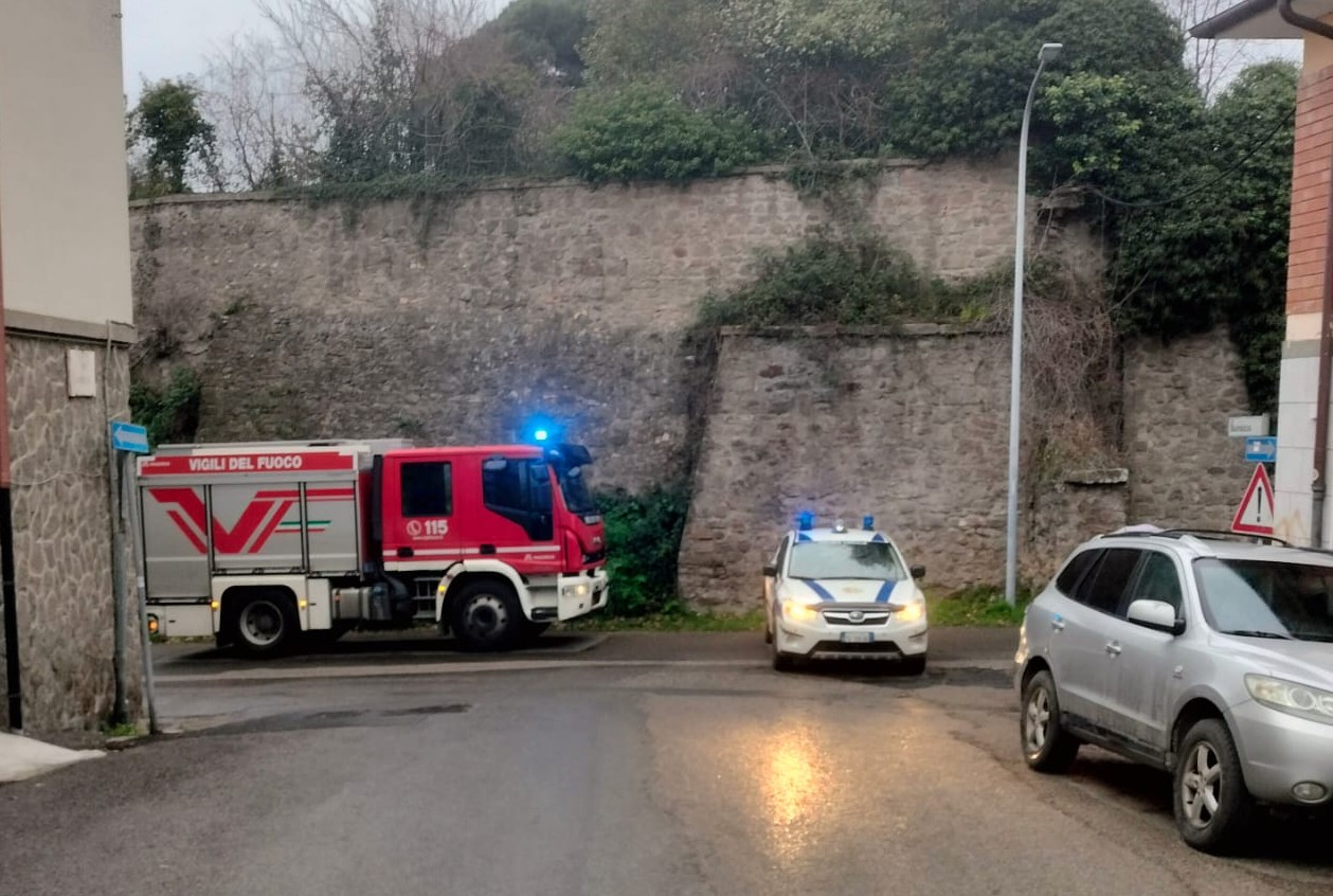 Viterbo – Crollo su via Primo Maggio, si stacca un costone e la via viene chiusa al traffico