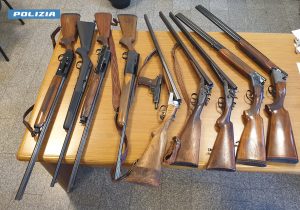 Tuscania – Omessa custodia di armi, sequestrate due carabine e ritirati sette fucili e un machete (FOTO)