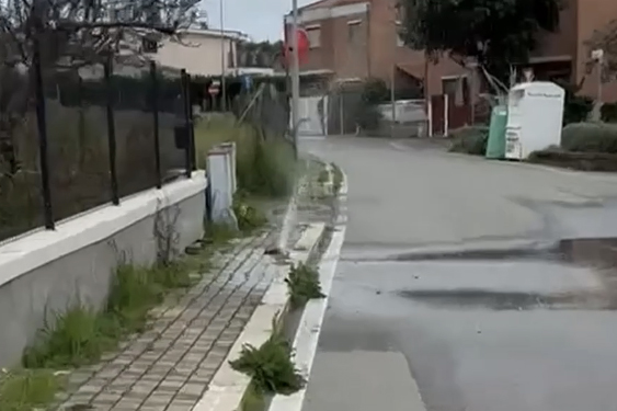 Civitavecchia – Perdita d’acqua sul marciapiede, si apre un piccolo “geyser” a Boccelle