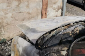 Cerveteri – Incendio in via Badini, in fiamme due auto e due pali della luce