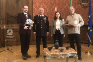 Copenaghen – Due cittadini danesi restituiscono quattro reperti etruschi originari di Cerveteri e Tarquinia
