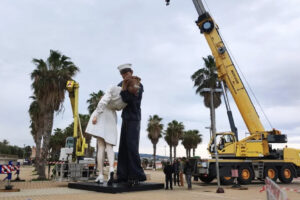 Civitavecchia – Statua del Bacio, addio o arrivederci? Iniziato lo smontaggio alla Marina (VIDEO)
