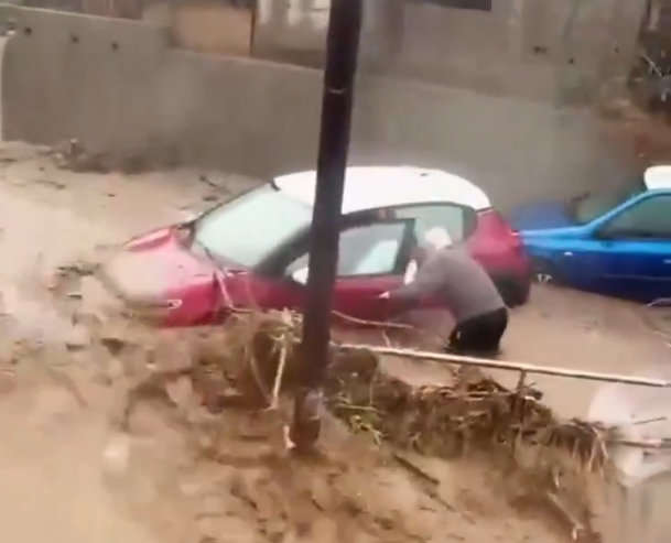 Inondazioni alle Canarie, auto trascinate via dell’acqua: donna salvata in extremis (VIDEO)