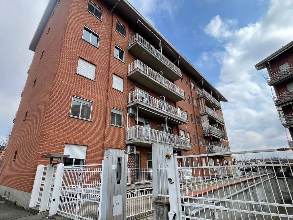 Bambino di due anni precipita dal terzo piano del balcone, gravissime le condizioni