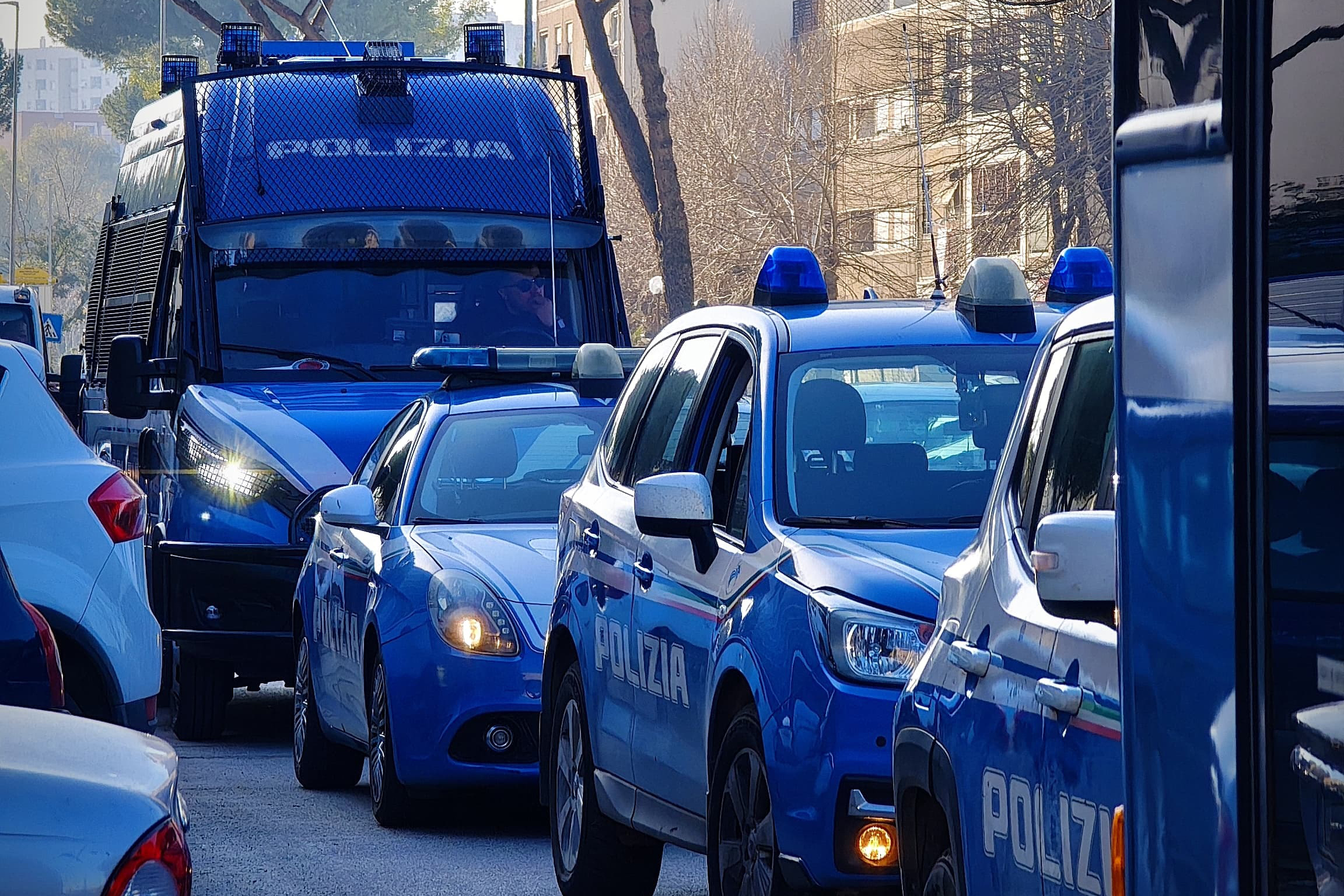 Roma – Poliziotti accerchiati da 10 uomini durante un controllo, agente minacciato con un machete
