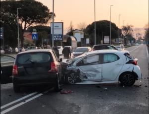 Ostia – Brutto incidente su Via del Mare, strada bloccata dopo il frontale