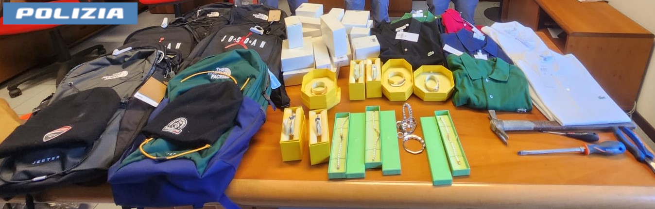 Fiumicino – Rubano più di 4 mila euro di gioielli preziosi in un centro commerciale, arrestati