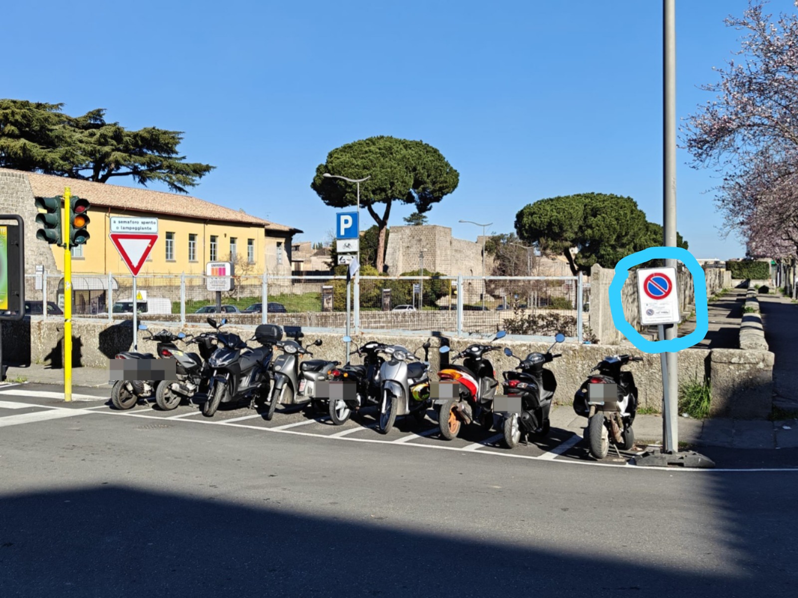 Viterbo – Piazza Crispi, divieto di sosta “straordinario” ignorato da studenti e motorini: arrivano le multe