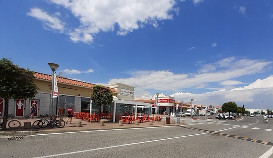Fiumicino – Infrange vetro auto al centro commerciale Da Vinci, arrestato