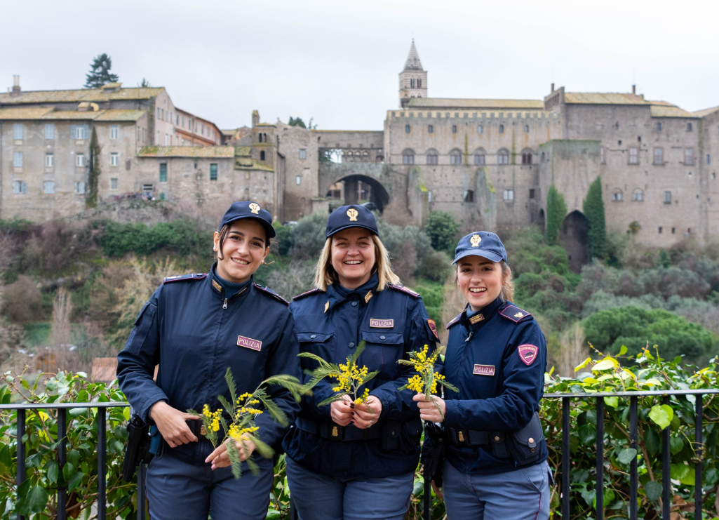 Viterbo – La Questura festeggia la Festa della Donna con una magnifica foto