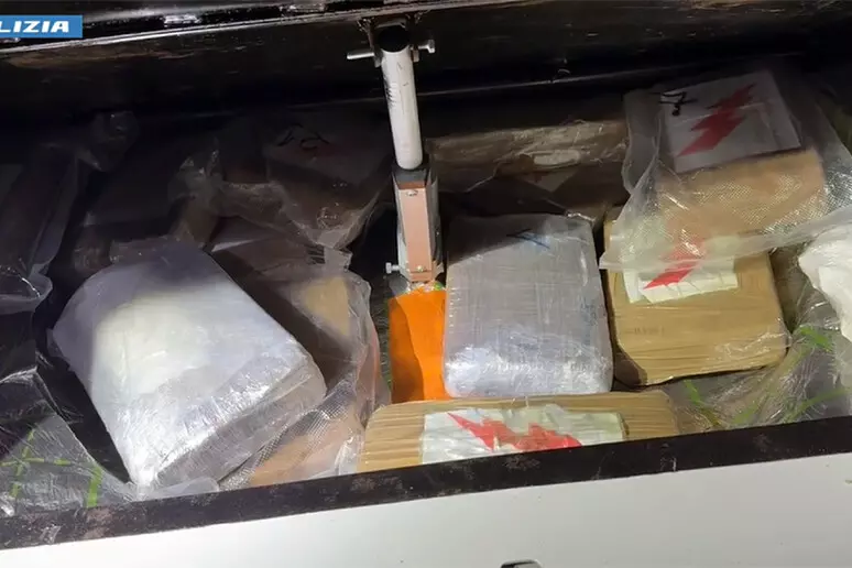 Terni – Sequestro record di cocaina per un valore di sei milioni euro. Polizia recupera 20 chili di droga in due auto