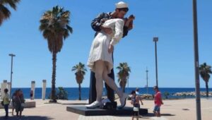Statua del Bacio via da Civitavecchia, spunta un’offerta da Santa Marinella