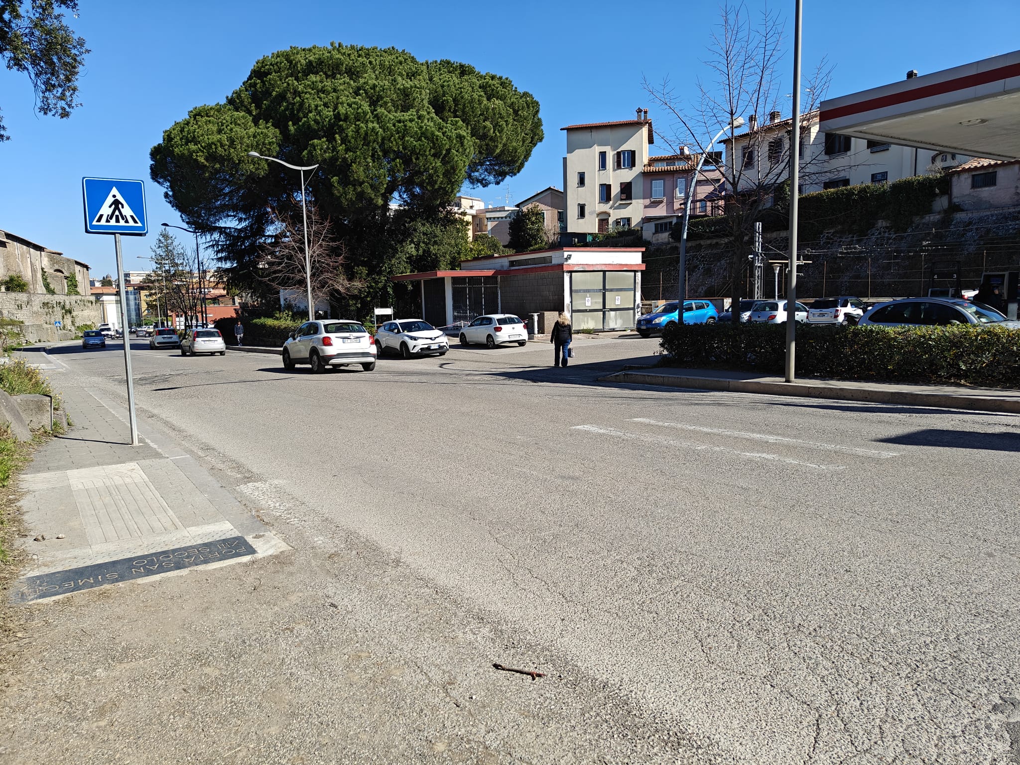 Viterbo – Strisce pedonali scomparse su Viale Capocci, cittadini e studenti infuriati: “Si aspetta il morto per rifarle?”