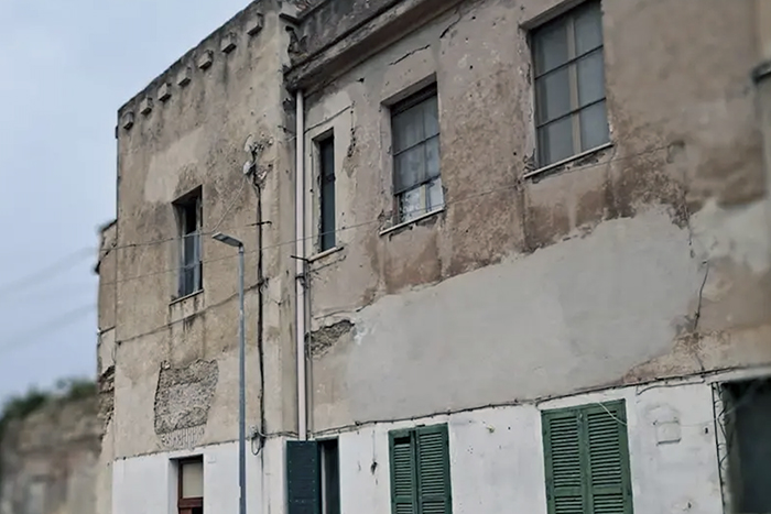 Civitavecchia – Crolla il vano scale di una palazzina a San Pio X, evacuate tre famiglie