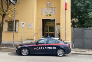 16enni incappucciati depredano un bar: arrestati per furto, lesioni, violenza e minaccia a pubblico ufficiale