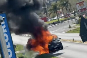 Ladispoli – Auto in fiamme a ridosso del distributore in via Settevene Palo nord (FOTO)